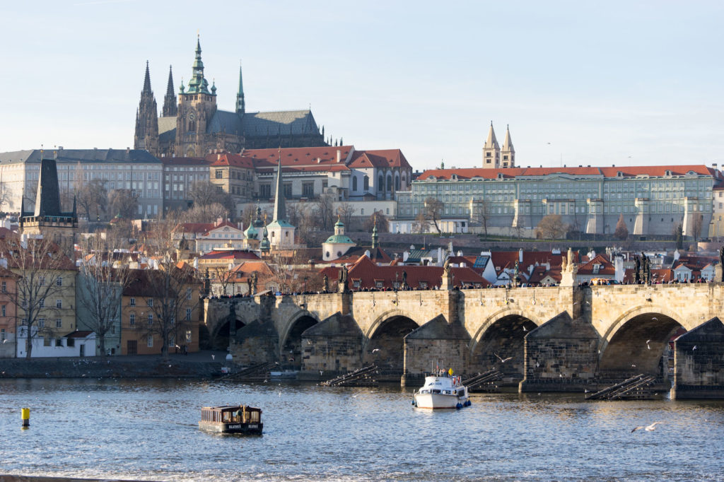 Die Prager Burg und die Karlsbrücke im Februar 2019.