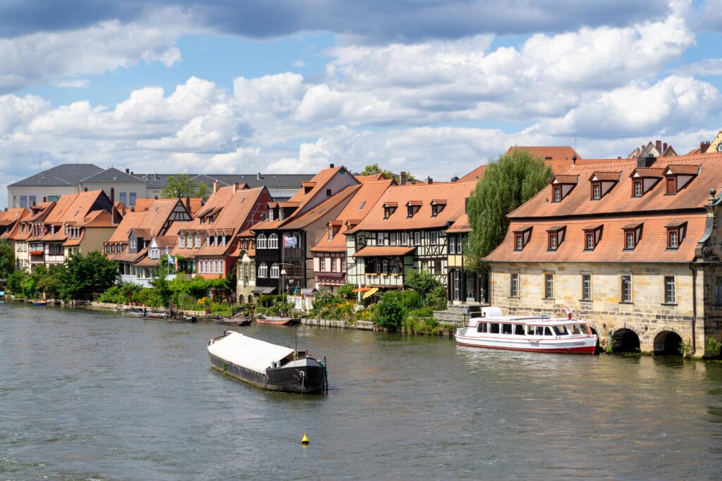 Die Regnitz in Bamberg mit Häusern am Fluss