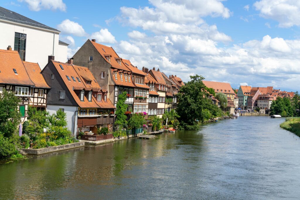 Die Regnitz in Bamberg mit Häusern am Fluss