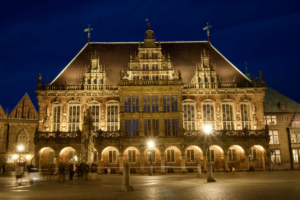 Nachtbild auf den Marktplatz und Rathaus in Bremen