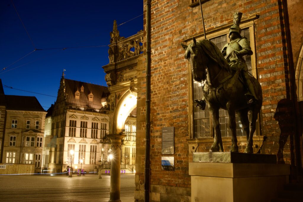Nachtbild auf den Marktplatz und Reiter am Rathaus in Bremen