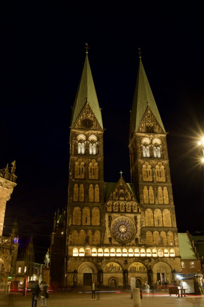Nachtbild mit Blick auf den Dom St. Petri am Marktplatz in Bremen