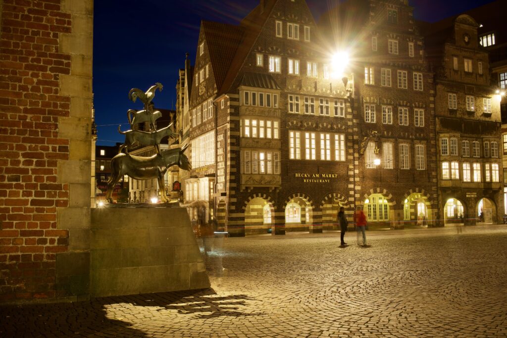 Nachtbild auf die Bremerstadtmusikanten am Marktplatz