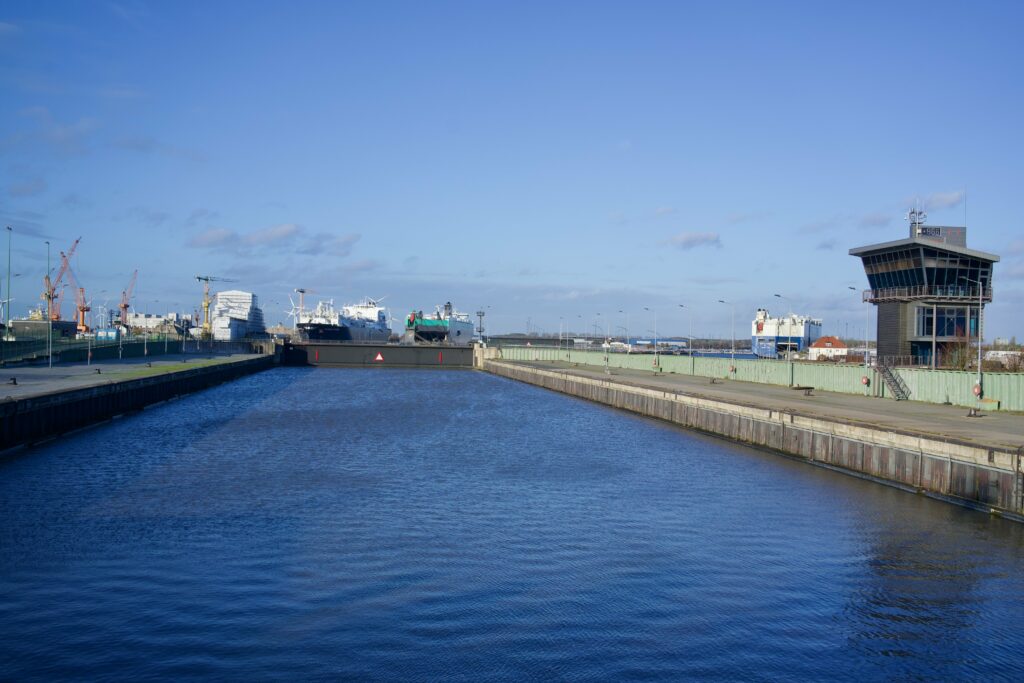 Bremerhaven mit Blick auf Kräne, ein Dock und die Kaiserschleuse