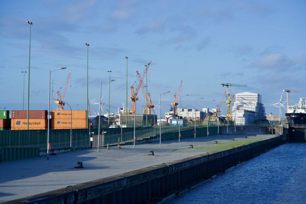Bremerhaven mit Blick auf Kräne, ein Dock und die Kaiserschleuse