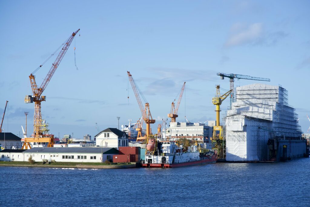 Bremerhaven mit Blick auf Kräne und ein Dock