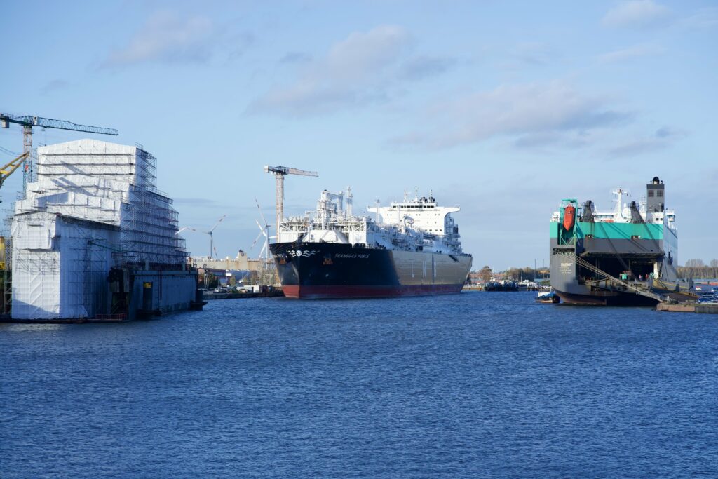 Bremerhaven mit Blick auf einen Transporter und ein Dock