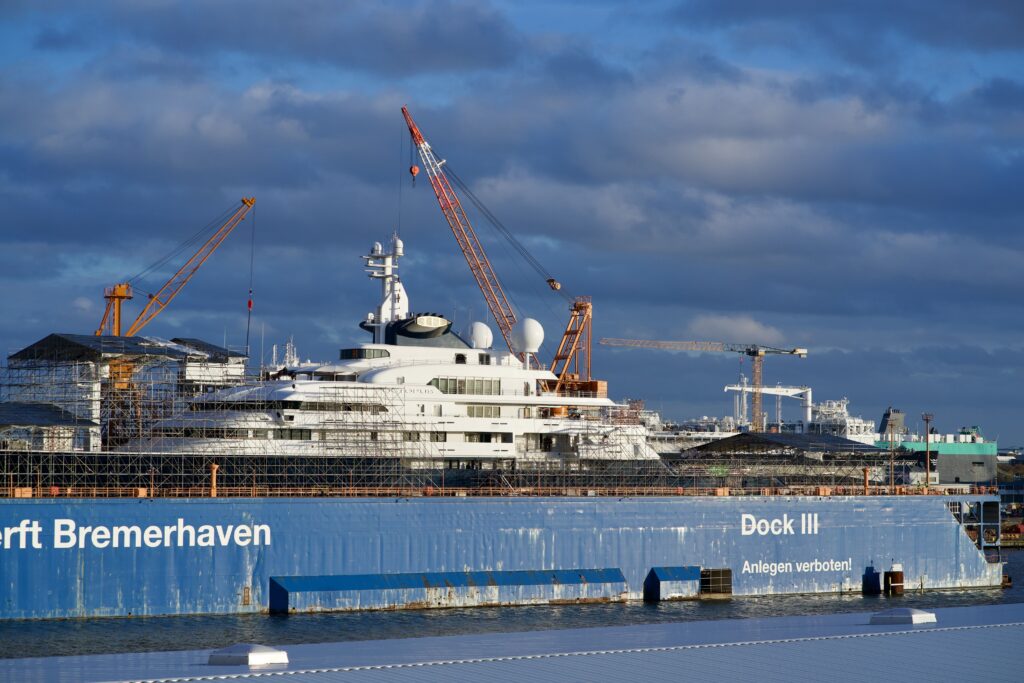 Bremerhaven mit Blick auf eine Yacht und ein Dock