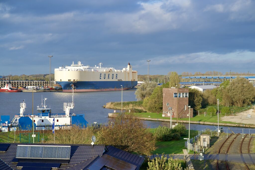 Bremerhaven mit Blick auf einen Frachter