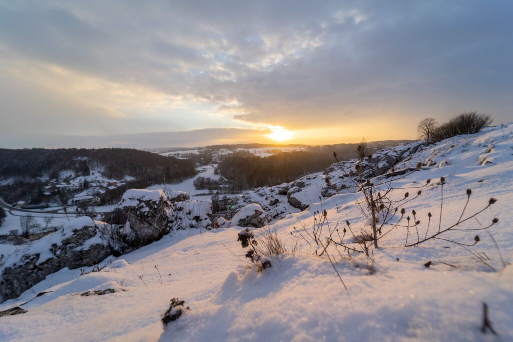 Sonnenuntergang im Schnee auf dem Jurasteig