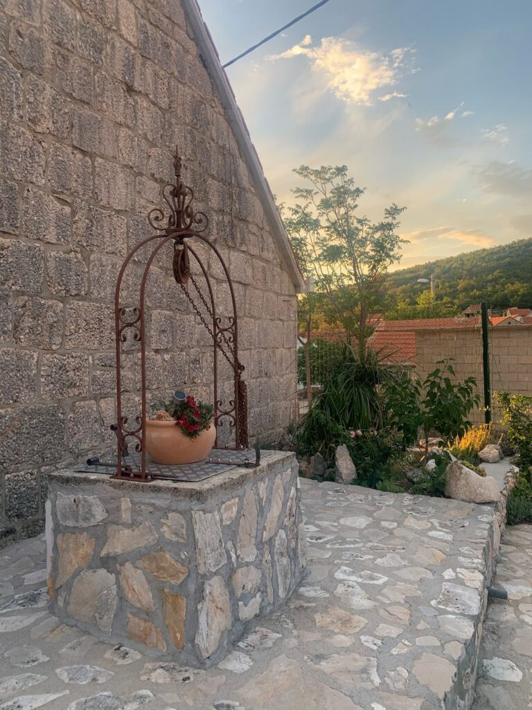 Ein Steinbrunnen im Inland Kroatiens