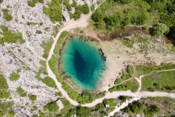 Die Quelle des Flusses Cetina entspringt einer 115 m tiefen Karstquelle im Dinarischen Gebirge in Kroatien