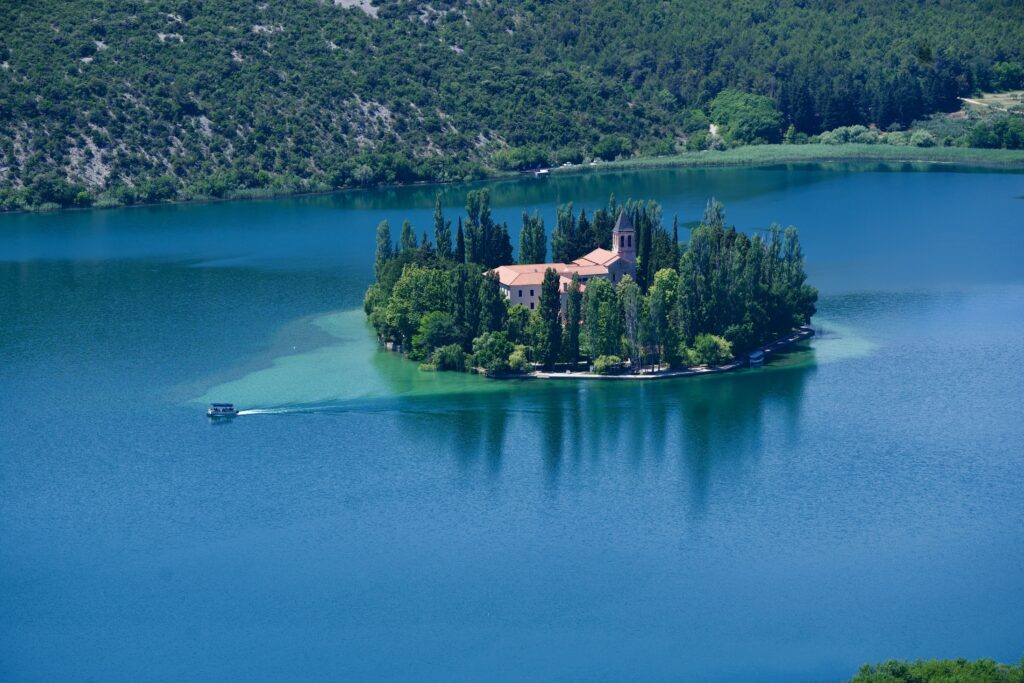 Eine Insel mit Kirche im Krka Nationalpark in Kroatien