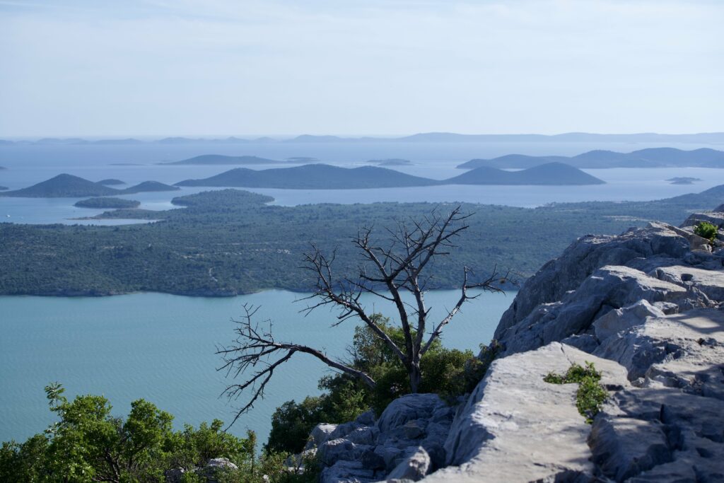 Der See Vrana Lake mit der Küsten Kroatiens im Hintergrund