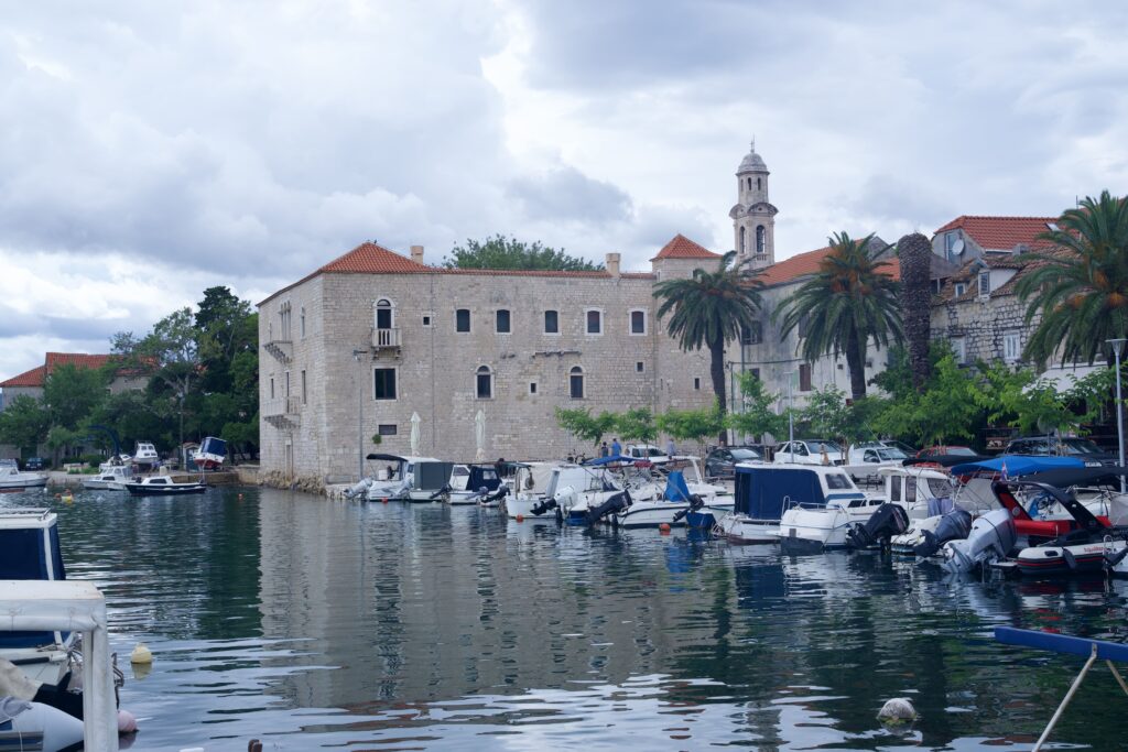 Ein Dorf an der Küste Kroatiens bei Zadar