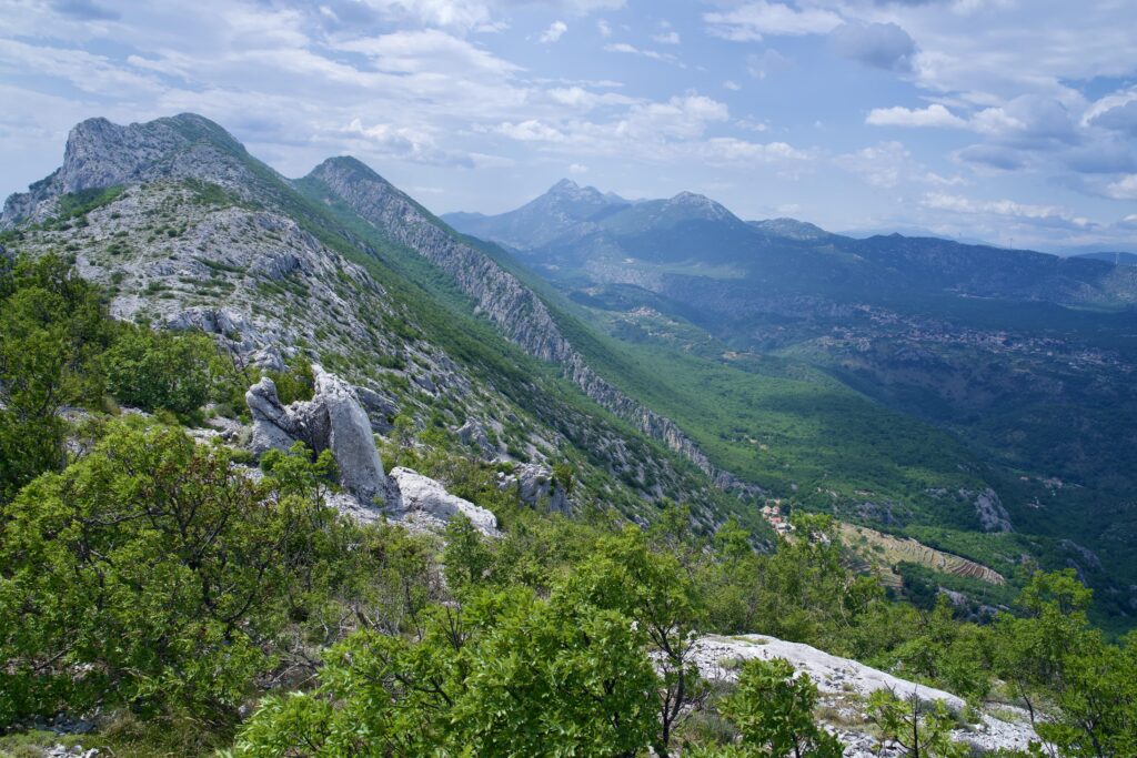 Eine Bergkette an der Küste Kroatiens bei Mimice