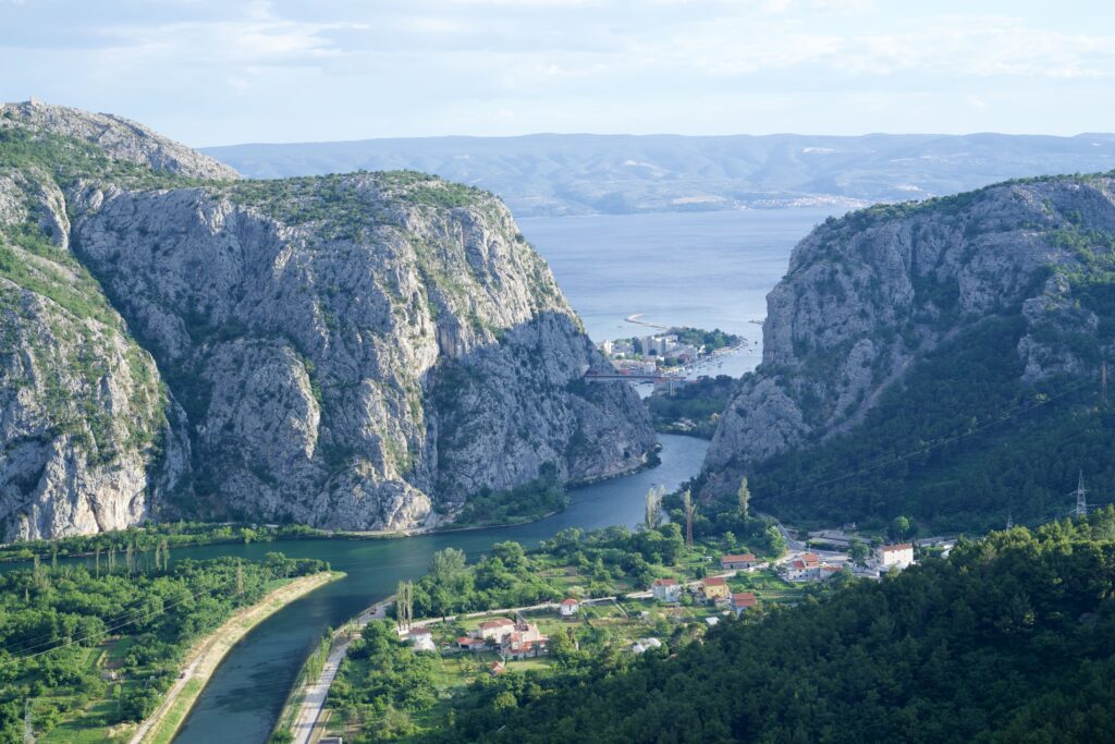 Die Küste von Kroatien bei Omis mit Mündung des Flusses Cetina