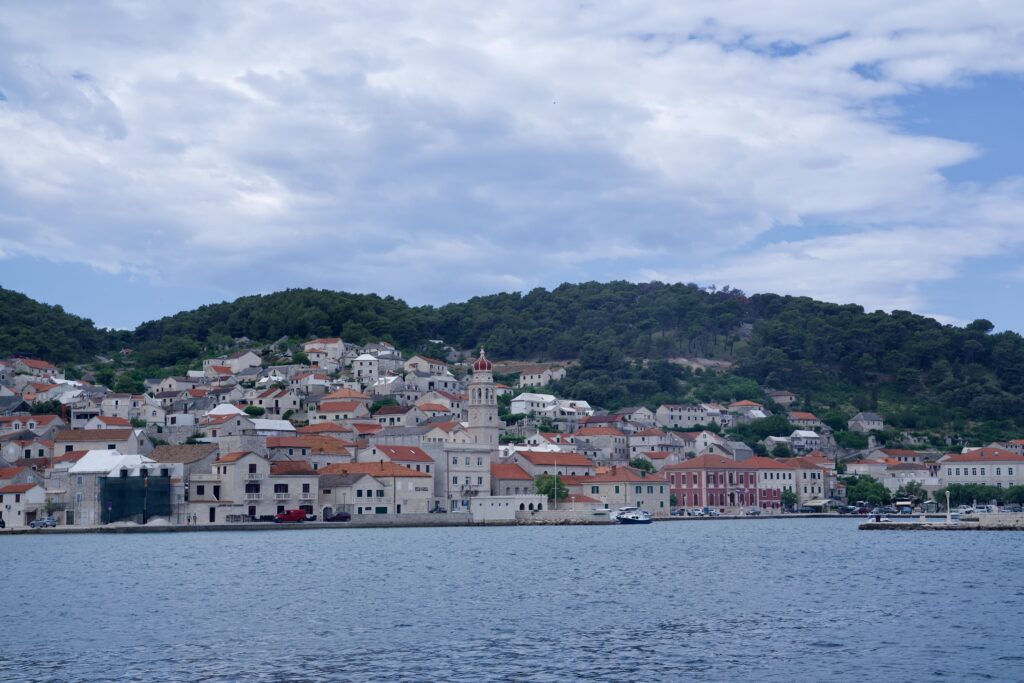 Die Stadt Pucisca auf der Insel Brac in Kroatien