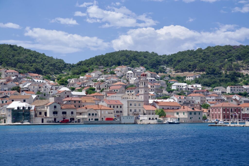 Die Stadt Pucisca auf der Insel Brac in Kroatien