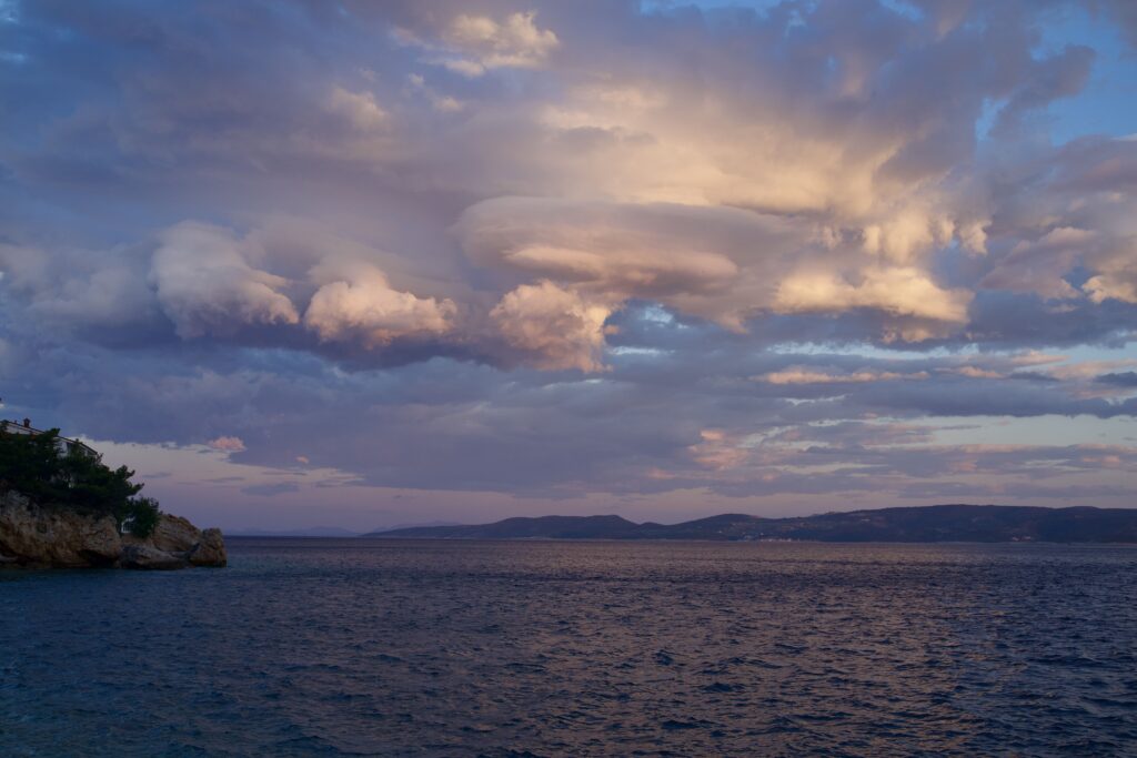 Die Küste Kroatiens in Mimice am Abend