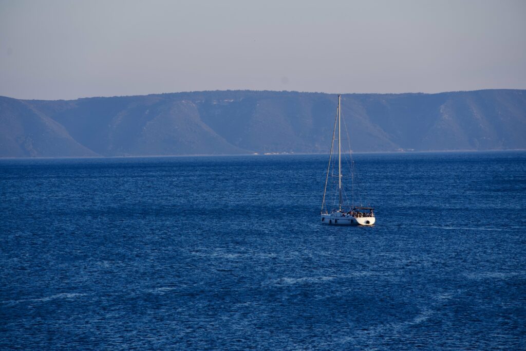 Ein Segelboot an der Küste Kroatiens bei Markaska