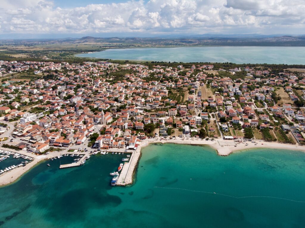 Küste von Kroatien bei Pakostane mit dem See Vrana Lake