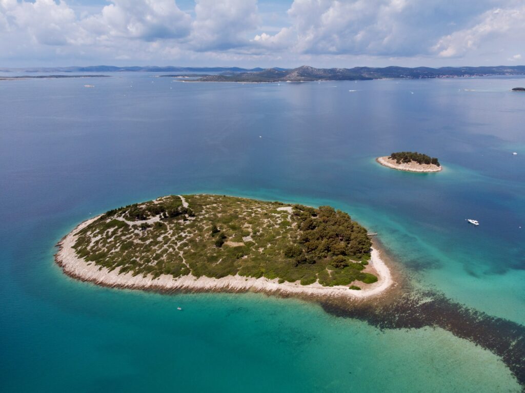 Eine kleine Insellandschaft an der Küste von Kroatien bei Pakostane