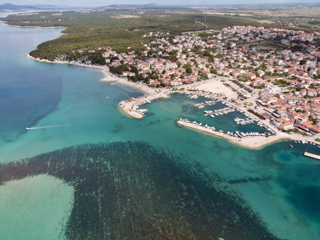 Küste von Kroatien bei Pakostane