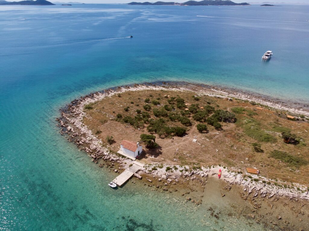 Eine kleine Insel an der Küste von Kroatien bei Pakostane