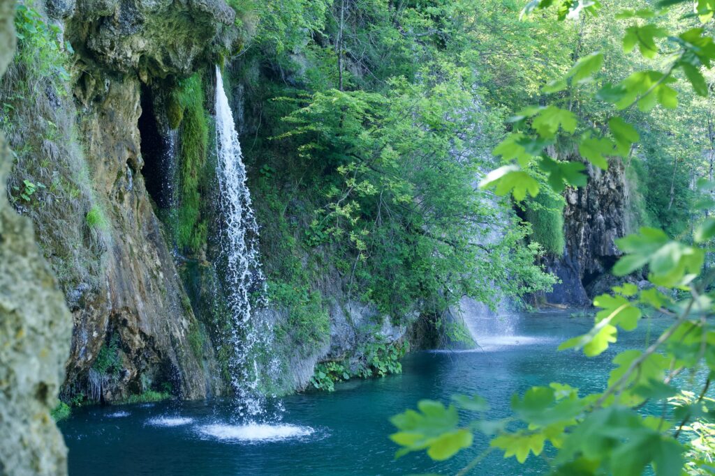 Ein Wasserfall an den Plitvicer Seen in Kroatien