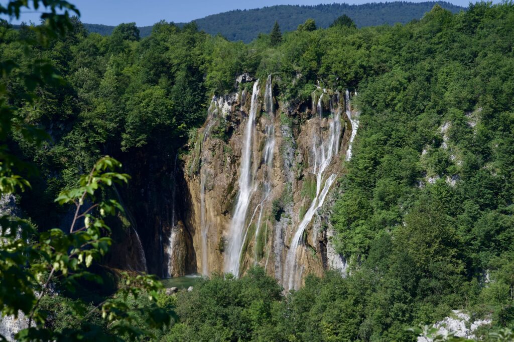 Ein Wasserfall an den Plitvicer Seen in Kroatien