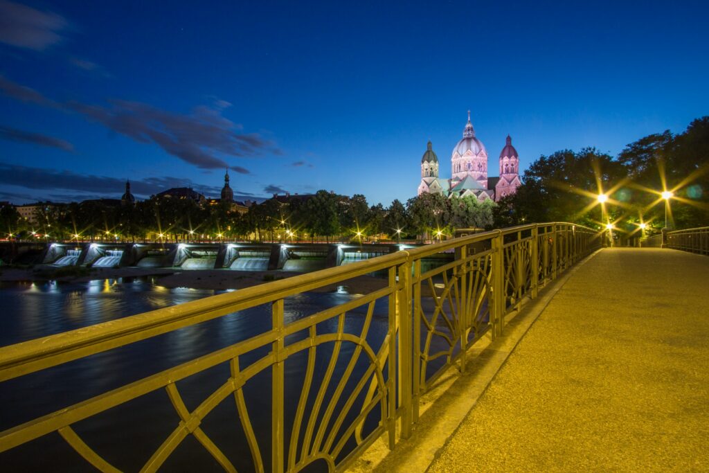Lukaskirche, Mariannenbrücke und Isar zur blauen Stunde