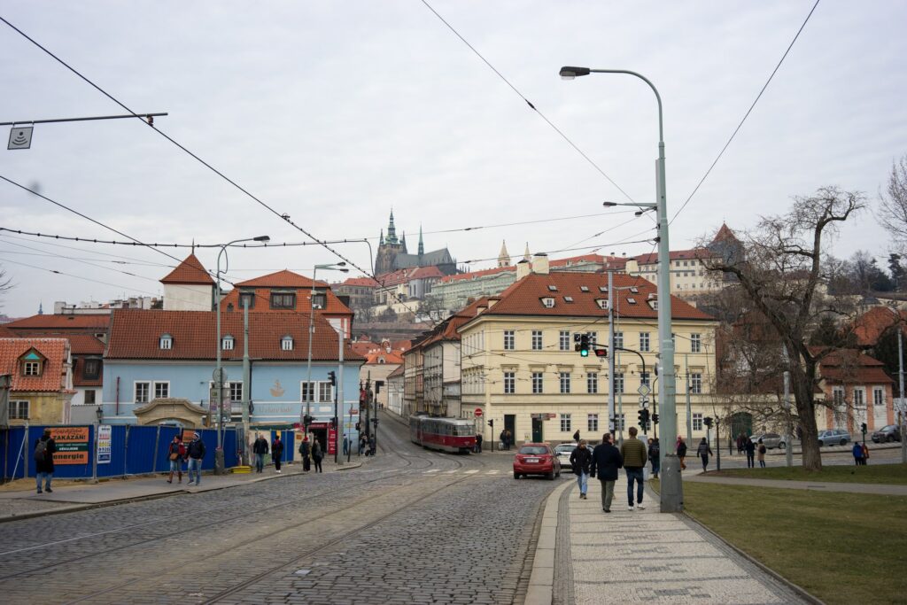Straße von Prag mit Prager Burg im Hintergrund