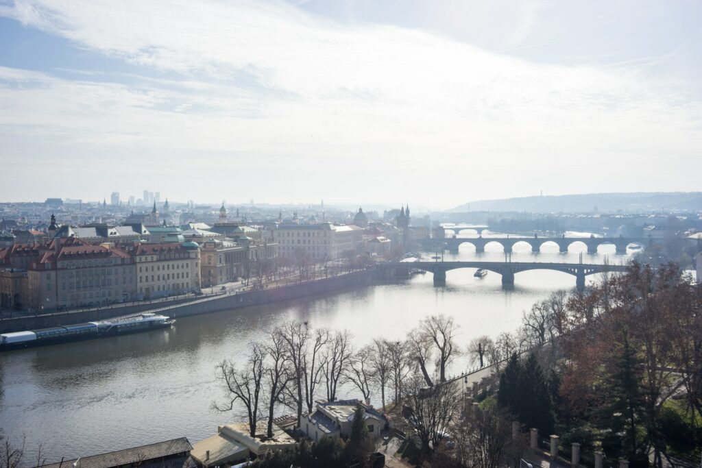 Blick auf die Moldau und die Karlsbrücke in Prag