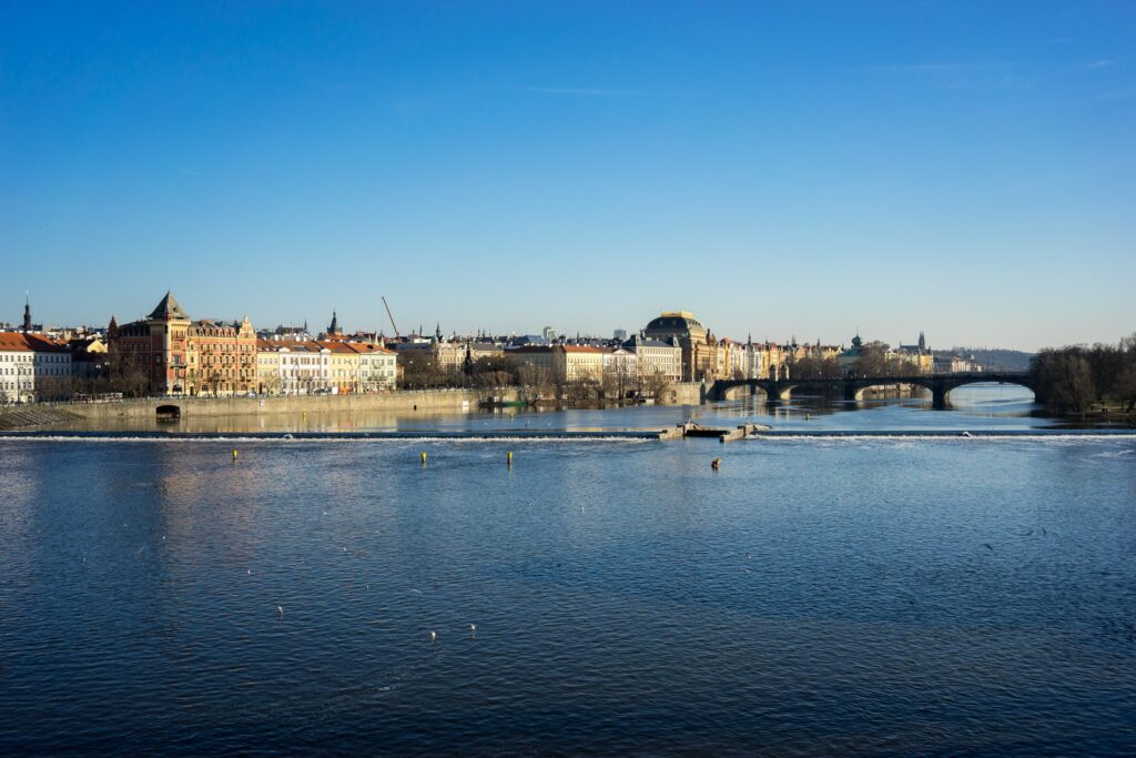 Blick auf die Moldau von der Karlsbrücke in Prag