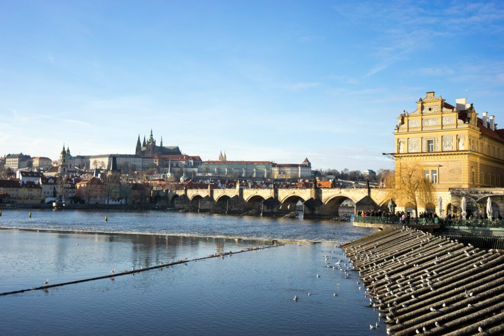 Blick auf die Moldau und die Karlsbrücke in Prag