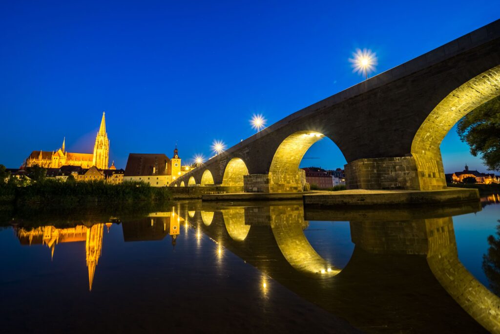 Nachtaufnahme der Steinernen Brücke mit Dom