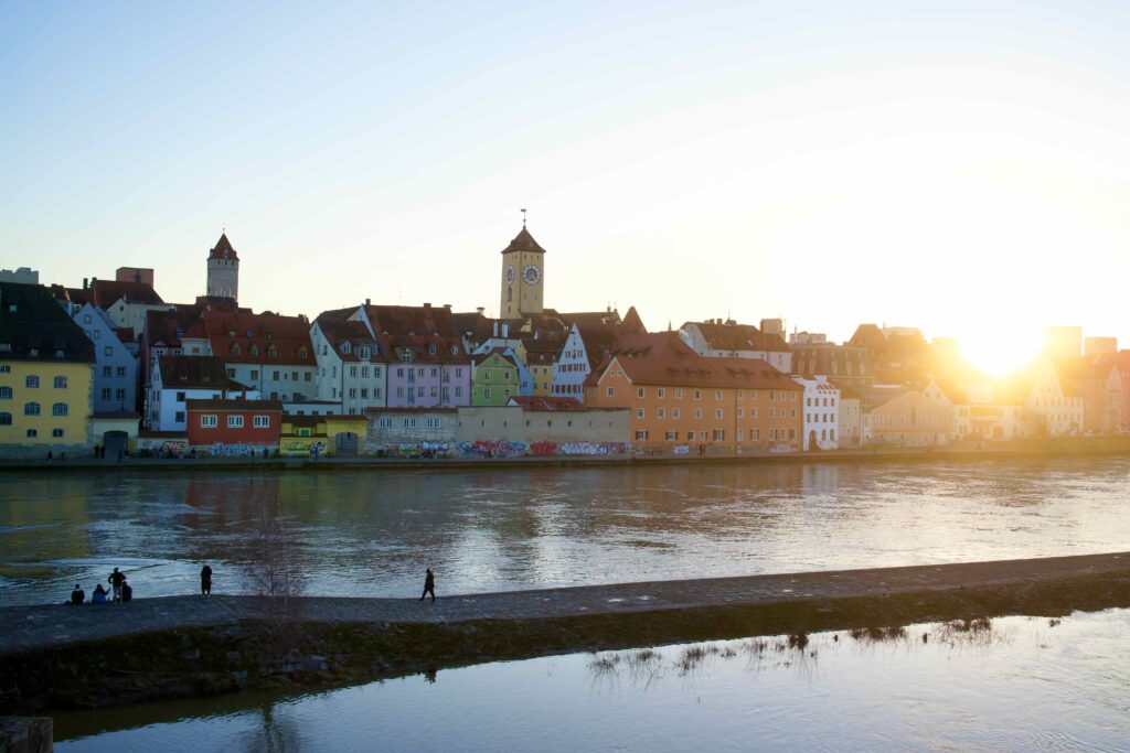 Donau und Altstadt im Gegenlicht