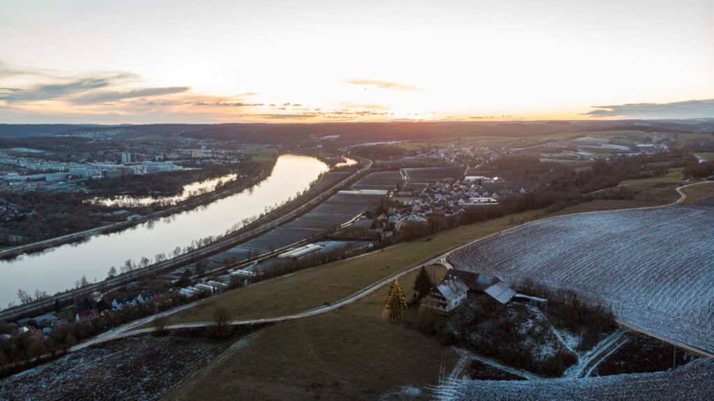 Luftaufnahme auf den Westen Regensburg und Winzer in Winter