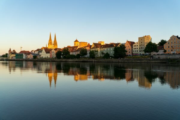 Donau und Dom im Sonnenuntergang